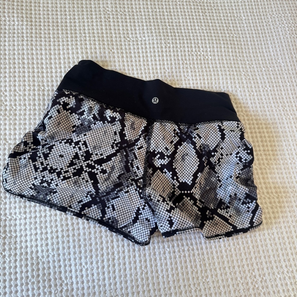 Lululemon Sunset Salutation Short
Ziggy Snake Butter Pink Black / Black - Picture 3 of 5